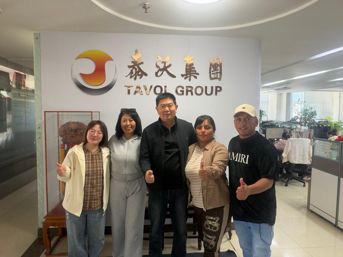 Команда перуанских дилеров в головном офисе Tavol Group в Тайане